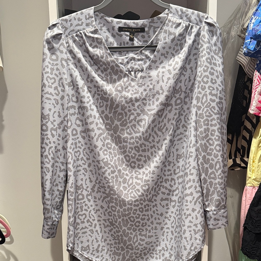 Cynthia Steffe Light Gray Leopard Print V-Neck Blouse